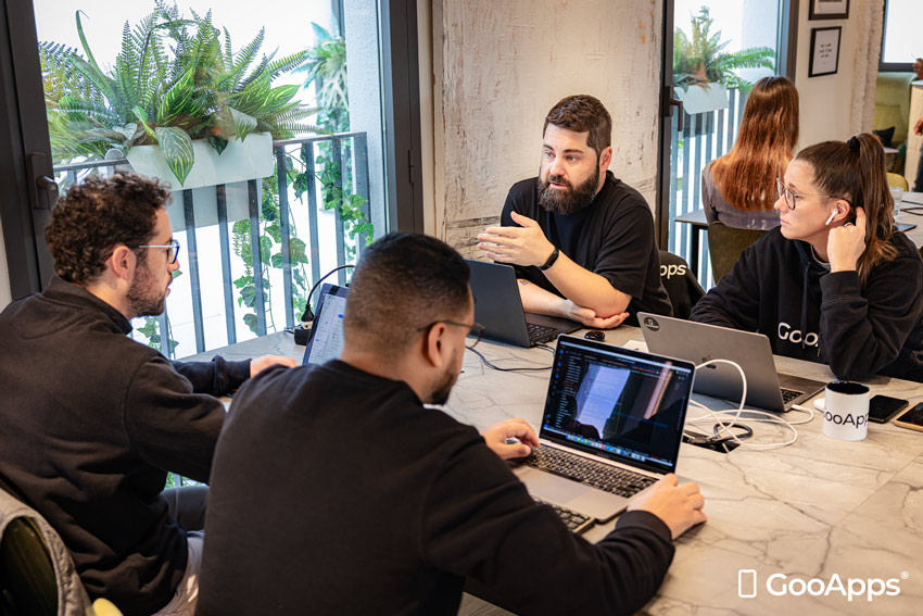 equipo de gooapps en un meeting